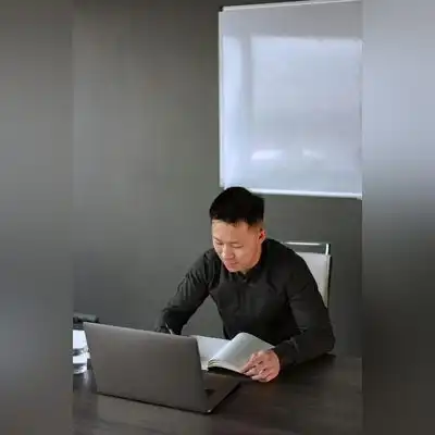 梁莉博